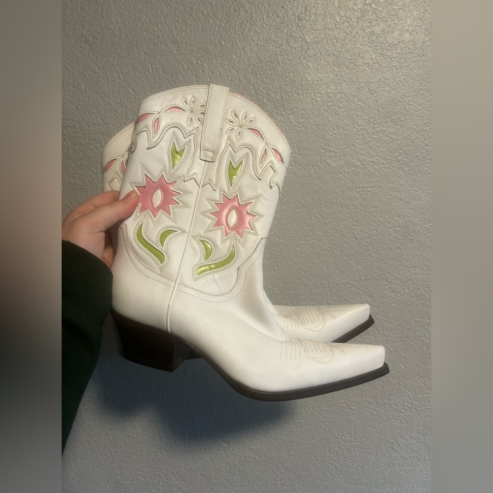 Nwt guess cowgirl boots